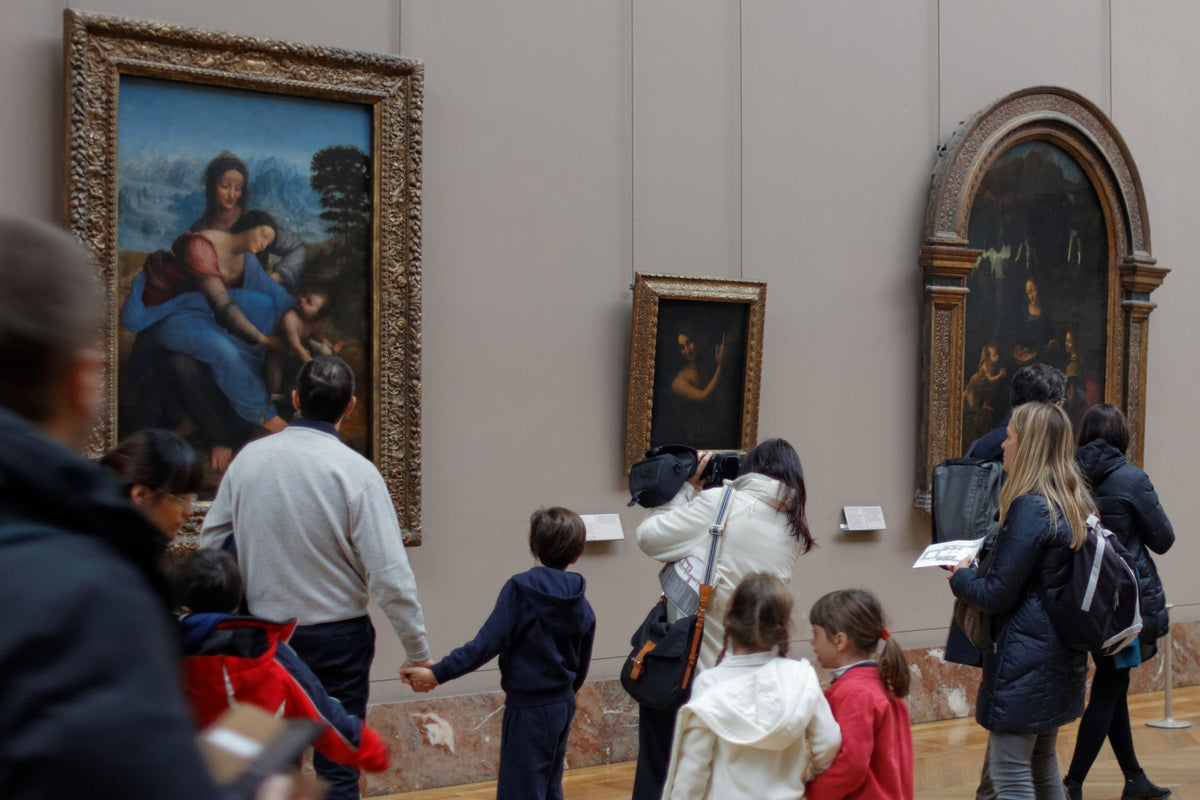Salle 710 de la Grande Galerie du Louvre où sont exposés quatre tableaux de Léonard de Vinci