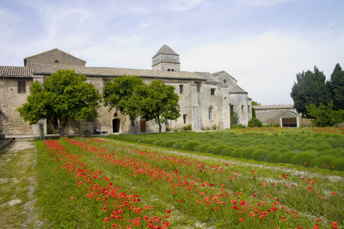 Façade et clocher du monastère Saint-Paul-de-Mausole à Saint-Rémy-de-Provence