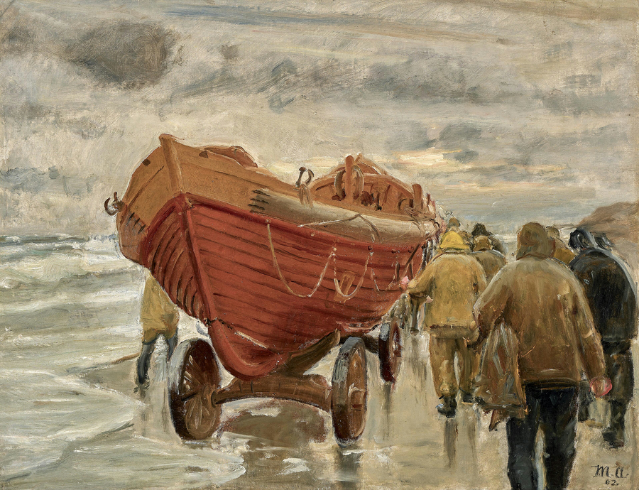 Fiskere trækker en redningsbåd langs stranden. - Michael Peter Ancher