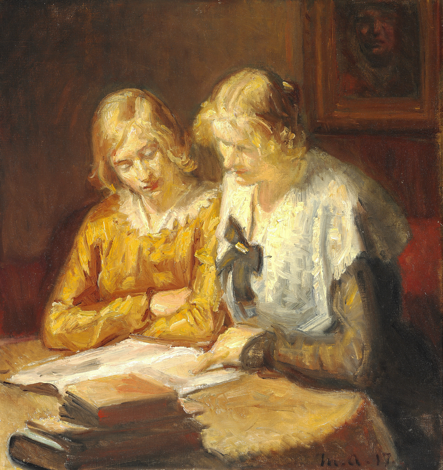 To unge kvinder sidder ved et bord og læser en bog - Michael Peter Ancher