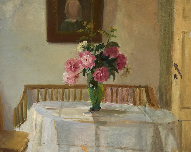 Interiør af Anchers' hus, Markvej i Skagen, med lyserøde krysantemum i en vase på et bord. - Anna Ancher