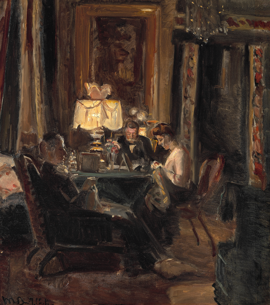 Interiør fra Kruuseminde-stuen med familien Bech siddende ved et bord i lampelys. - Michael Peter Ancher
