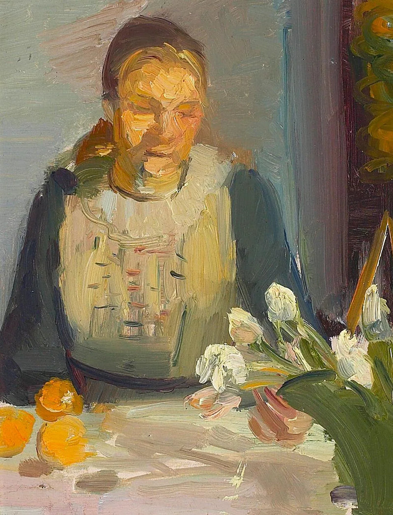 Portræt af Maren Brems siddende ved et solrigt bord med hvide og lyserøde tulipaner i en grøn vase. - Anna Ancher