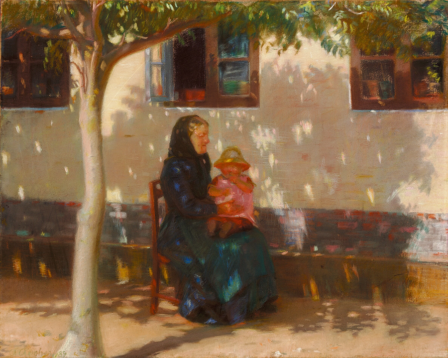 En kvinde fra Skagen sidder med babyen Helga Ancher foran et hvidt hus. - Anna Ancher