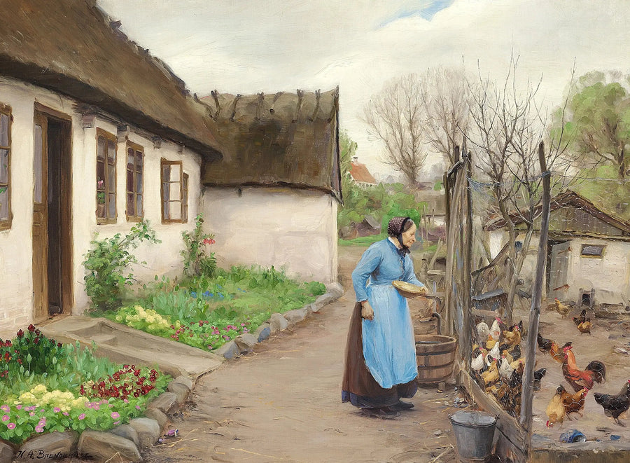 En kvinde, der fodrer høns foran en hvid kalkstensgård en efterårsdag. - H. A. Brendekilde