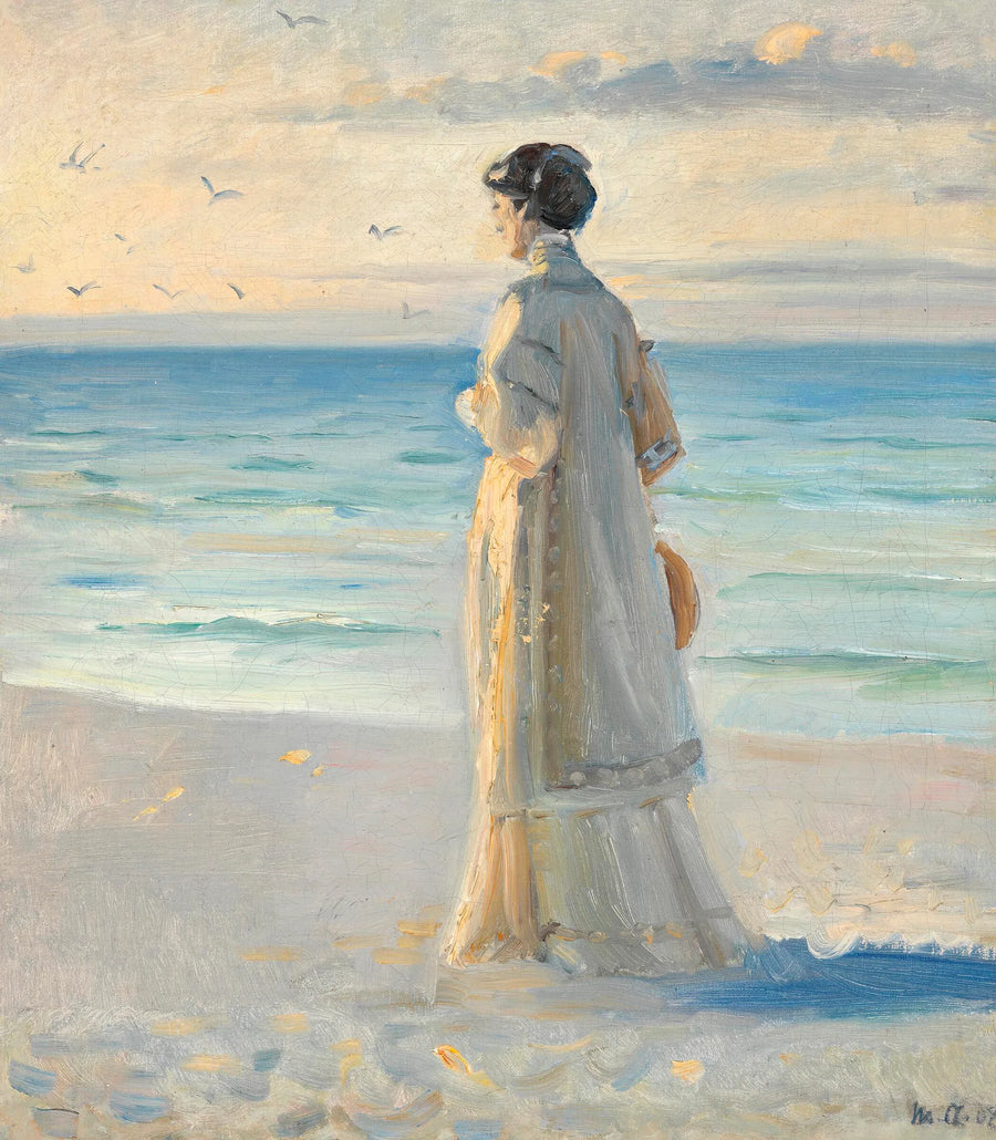 En kvinde klædt i en lang, let sommerkjole stirrer ud over havet på Skagen strand. - Michael Peter Ancher