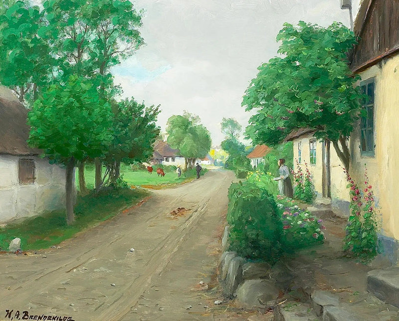 En landsbyvej med folk, køer og blomstrende stokroser. - H. A. Brendekilde